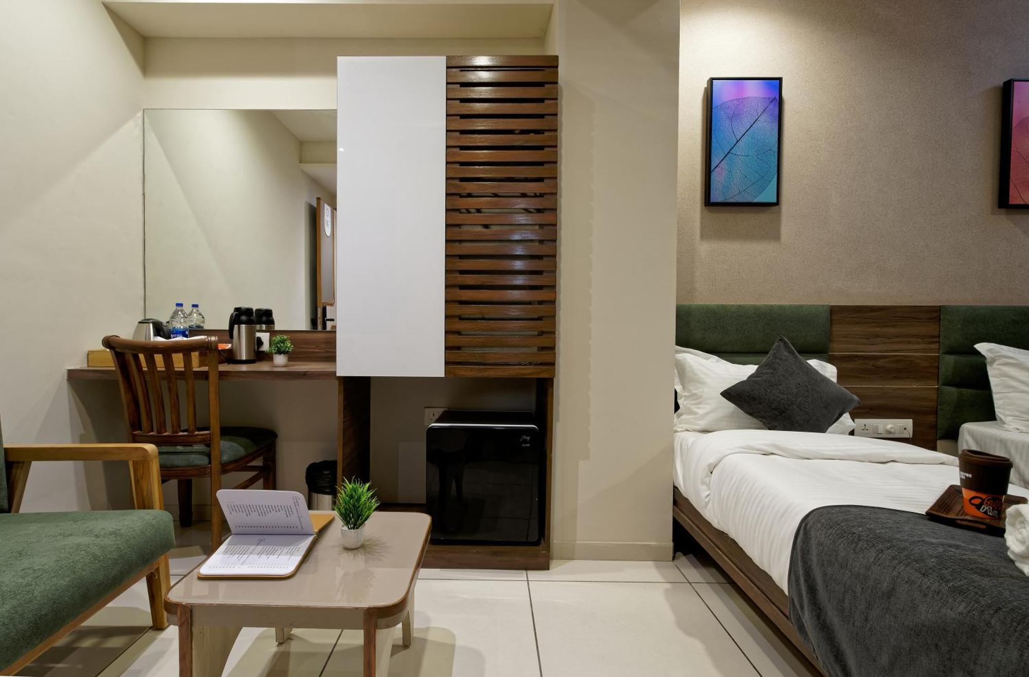 Exora Inn アーメダバード エクステリア 写真